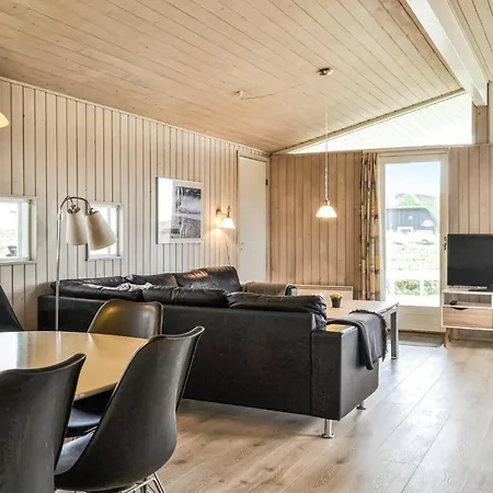 Four-bedroom In Hvide Sande *
