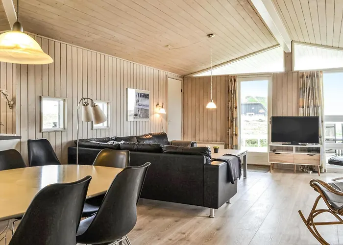 Four-bedroom In Hvide Sande *